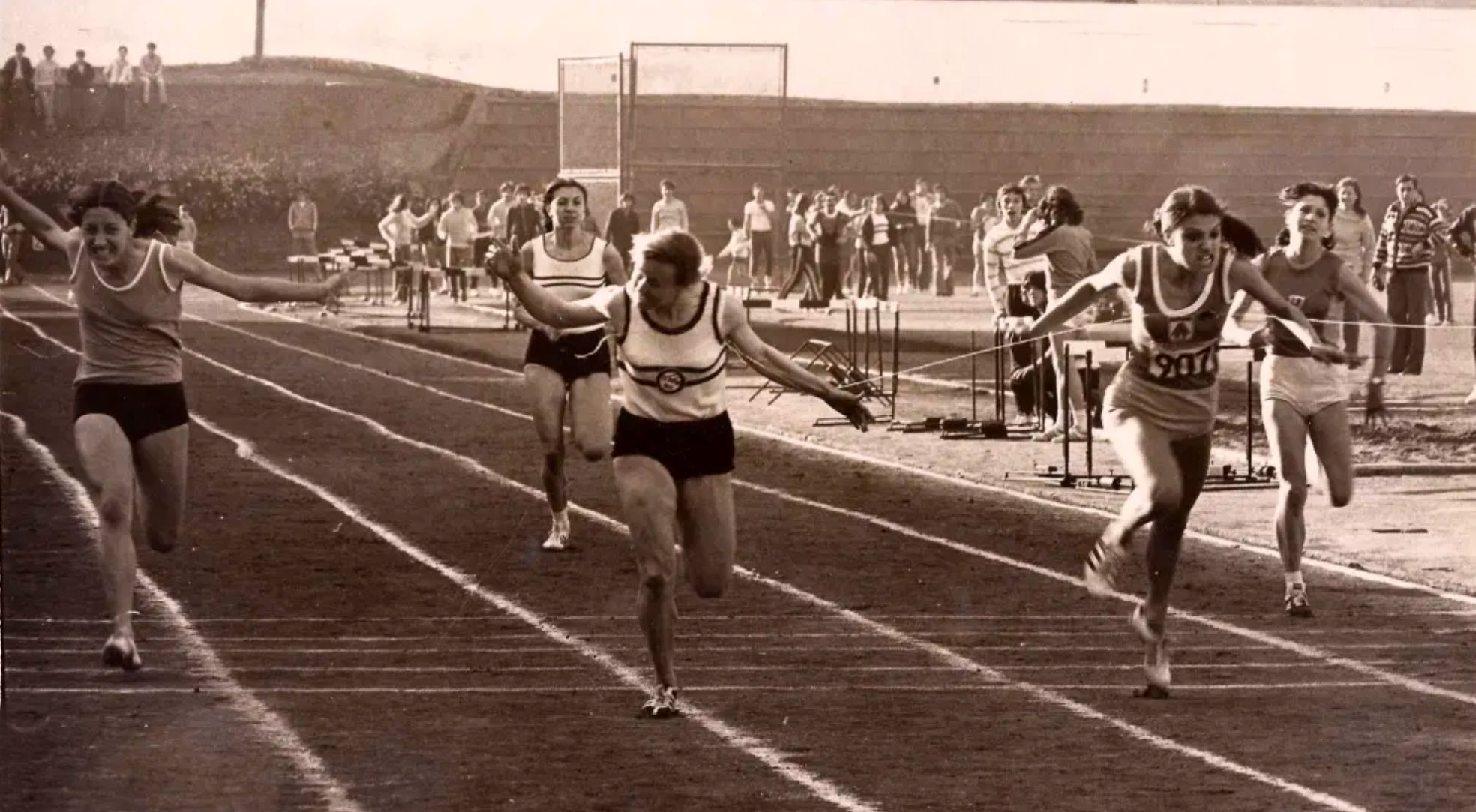Beatriz Allocco (right) broke 100m NR with 11.7 at Parque Chabuco in 1974. 